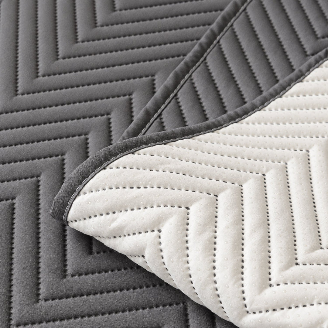 Waterproof Sofa Cover | Scratch-Resistant & Non-Slip | Herringbone Quilting